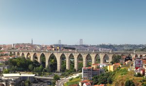 Acquedotto d'acqua aperta a Lisbona